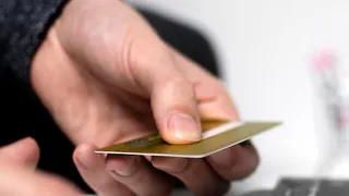 Житель Муромского района украл у своей девушки банковскую карту и скрылся