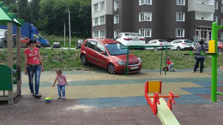 Женщина перепутала педали автомобиля и вылетела на детскую площадку