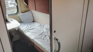 Пассажиры сели в поезд всего на три часа, и пока женщина отошла в туалет, сразу заняли ее полку