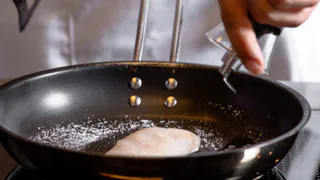 3 "пшика" на сковороду – и нагар мигом отлетит: налет со стеклянных крышек тоже сойдет на нет