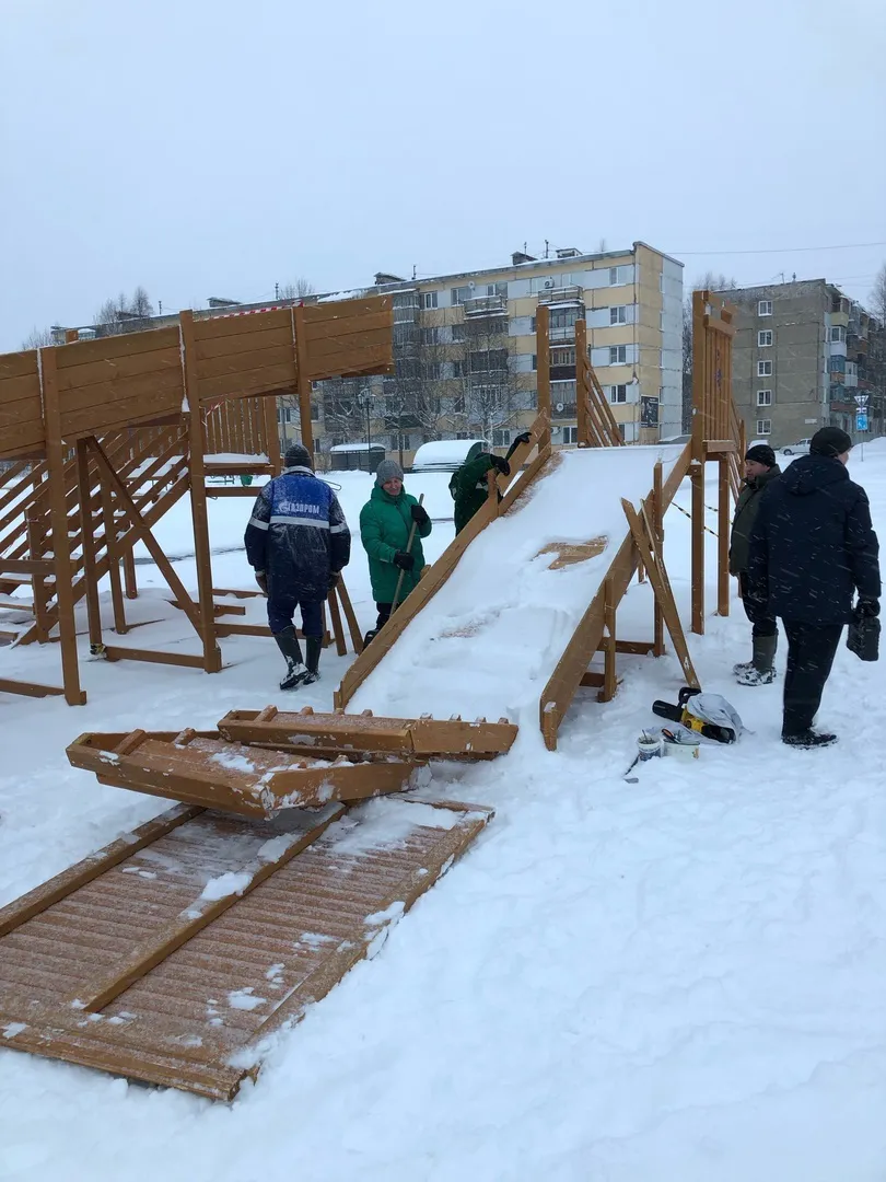 В Коми неизвестные испортили новогоднюю горку на этапе установки