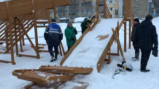 В Коми неизвестные испортили новогоднюю горку на этапе установки