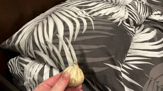 Так поступали наши предки: положите чеснок под подушку и уже утром увидите результат