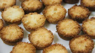 Смешиваем обычные ингредиенты — и в духовку: через 20 минут на столе восхитительное кокосовое печенье