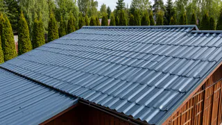 Срочно уберите болгарку - дедушкин способ резки профнастила, который сохранит забор на 20 лет дольше
