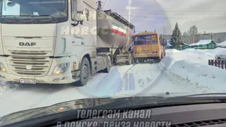В Пензенской области произошло столкновение школьного автобуса с цементовозом