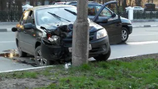 У лицея №4 "Лада Гранта" влетела в столб