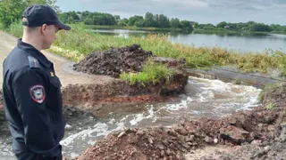 Попавшим в зону подтопления жителям Копейского округа оказывают помощь сотрудники полиции