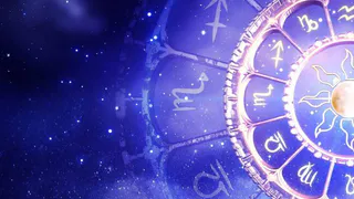 Трем знакам зодиака пообещали таинственную встречу в марте