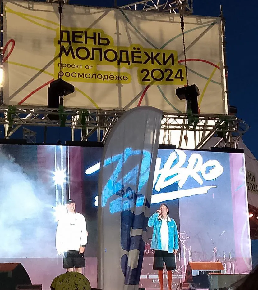 Пели всем городом песню "На часах ноль ноль": группа Dabro выступила на Красной площади в Чебоксарах