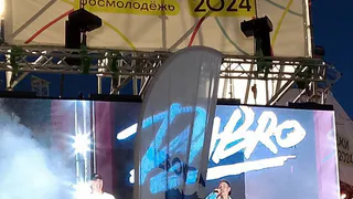 Пели всем городом песню "На часах ноль ноль": группа Dabro выступила на Красной площади в Чебоксарах