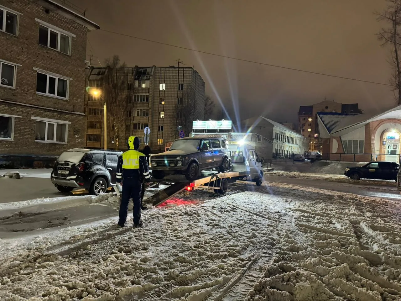 В Сыктывкаре эвакуировали автомобили, мешавшие уборке снега у аэропорта