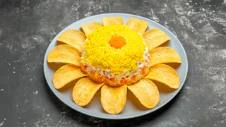 Салат на скорую руку «Веселая фасолька»: самое сложное в его приготовлении — сварить яйца, а гости съедят всё до последней крошки