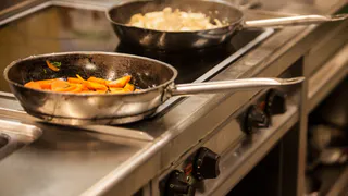 Куда выливаю остатки масла со сковороды: вы обязательно должны это запомнить