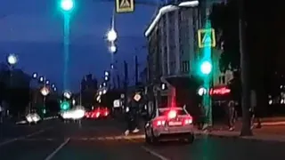 На площади Ленина в Рязани пешеход бросился под машину на «зебре»