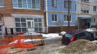 На улице Ленинского Комсомола в Рязани автомобиль провалился под землю