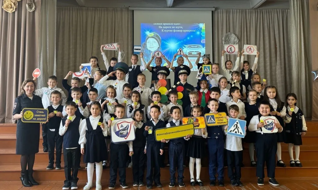 Первоклассники Магнитогорска получили световозвращающие значки от Госавтоинспекции