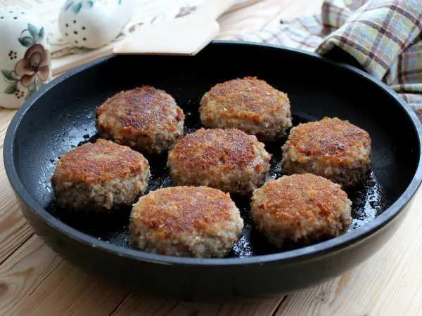 Названы ингредиенты, которые способны испортят любые котлеты