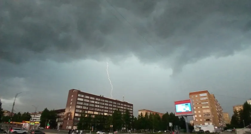 В Челябинской области на выходные сохранили штормовое предупреждение: гроза может налететь незаметно