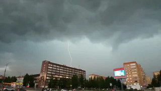 В Челябинской области на выходные сохранили штормовое предупреждение: гроза может налететь незаметно