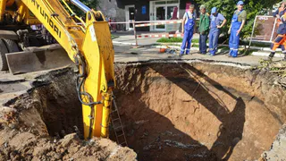 Четыре улицы без воды: в центре Рязани прорвало водопровод