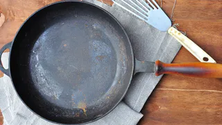Просто и эффективно: бросьте хозяйственное мыло на сковородку и въевшийся нагар легко исчезнет всего через 5 минут