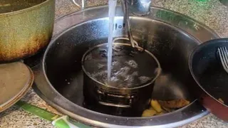 В Курске малыши 2 и 3 лет заперли бабушку в ванной