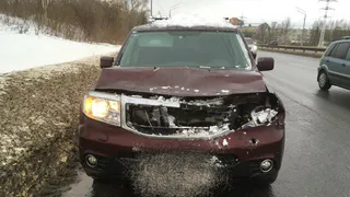 Во Владимире снег с крыши надземного перехода рухнул на автомобиль