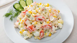 Крабовый салат больше не готовлю — к палочкам добавляю три необычных ингредиента: простейший рецепт