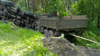 На М-5 в Челябинской области в кювет съехали два военных грузовика