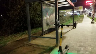 На улице Новосёлов в Рязани разбили стекла на антивандальных остановках