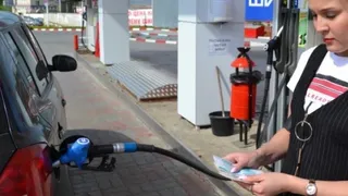 "Без резких манёвров": водители могут сэкономить на топливе летом — простые, но эффективные способы от эксперта