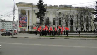 Красные флаги и красные гвоздики у памятника Циолковскому - рязанские коммунисты отметили День космонавтики