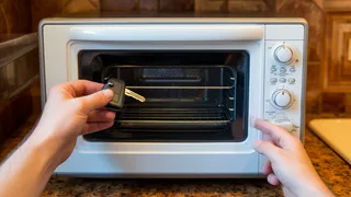 Зачем водители, приходя домой, кладут ключи от автомобиля в микроволновку