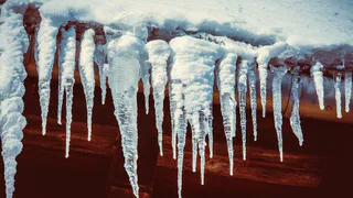 Более 230 тысяч: жительница Рязани получила компенсацию за поврежденный льдом Land Rover