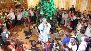 300 одаренных детей из Коми посетили главную новогоднюю ёлку республики