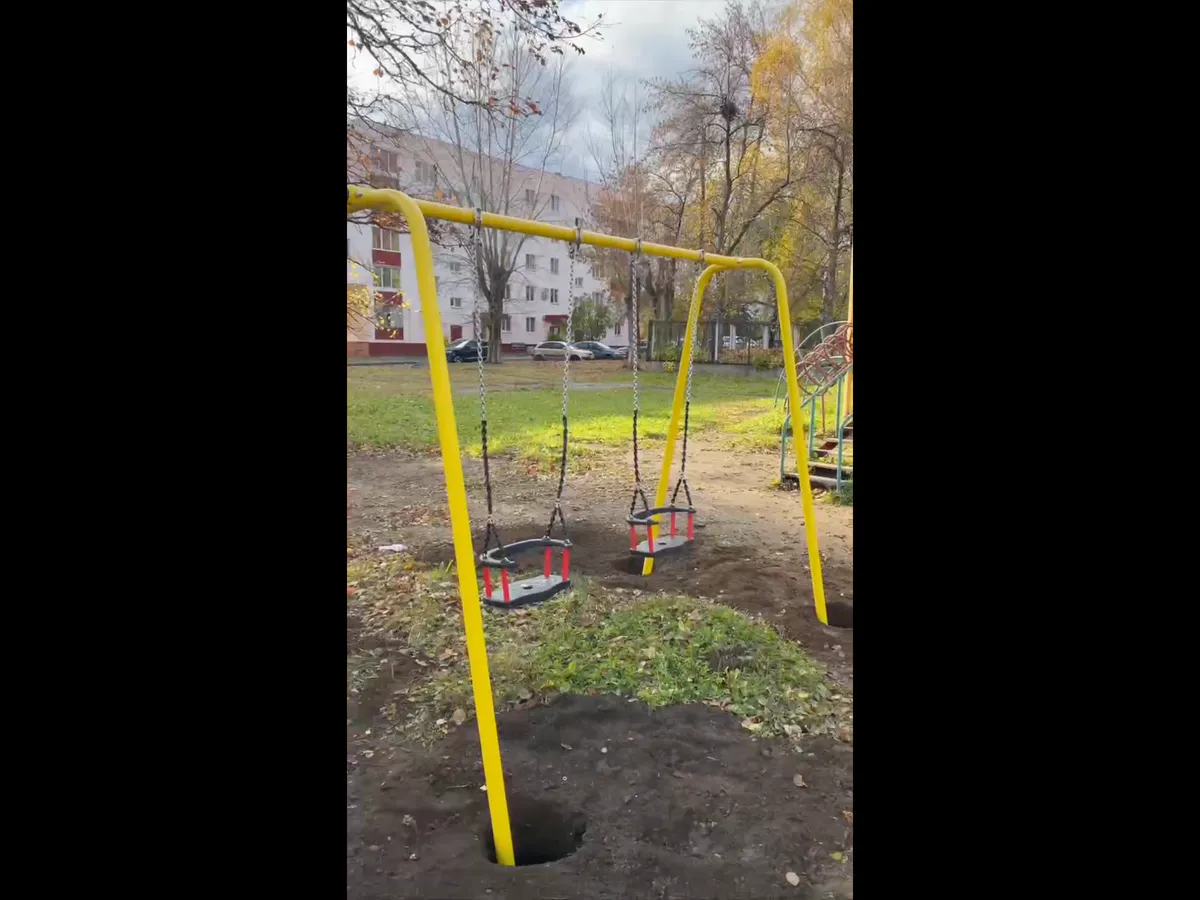 Во дворе дома на улице 50 лет Октября появилась современная детская площадка