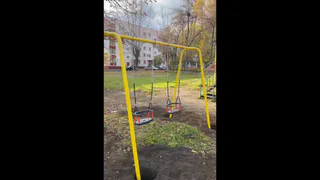 Во дворе дома на улице 50 лет Октября появилась современная детская площадка