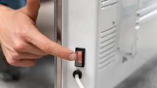 Отключаю от розетки 2 прибора и меньше плачу за свет - воруют 1/4 электроэнергии