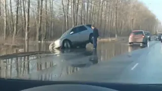 В Дягилево второй автомобиль провалился в яму с водой