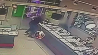 Во Владимире мужчина украл золотой браслет в ювелирном магазине и избил продавца, чтобы уехать в Москву