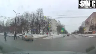 В Чебоксарах водитель Renault Logan сбил женщину на пешеходном переходе