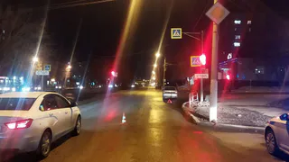 После столкновения на перекрестке Магнитки водителя "Ниссана" госпитализировали с травмами