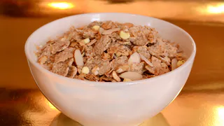 «Замените зефир и конфеты этим»: опытный фитнес-тренер назвал самую полезную сладость