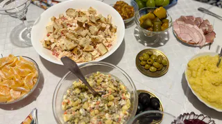 Обалденный по вкусу салат «Париж в снегу»: всего 4 ингредиента, готовится быстро, а съедается всегда первым