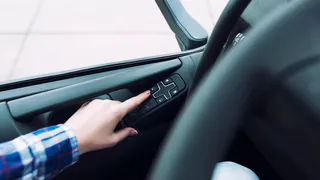 Зачем водители с опытом стали зажимать 2 кнопки стеклоподъемника в своих авто
