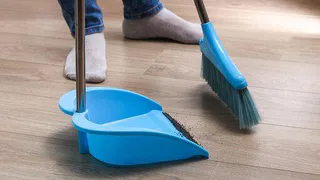 Приметы и запреты на 9 марта: сегодня правильно подметаем пол