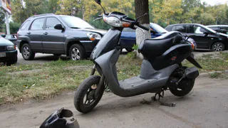 Народный контроль: школьники гоняют на скутере по двору