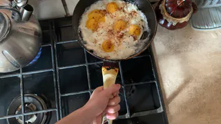 Почему яичница прилипает и пузырится — 3 ошибки, о которых молчали. И да, нас жарить учили неправильно