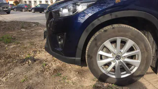 Клумбы или парковка? Рязанцы не могут поделить двор на Великанова